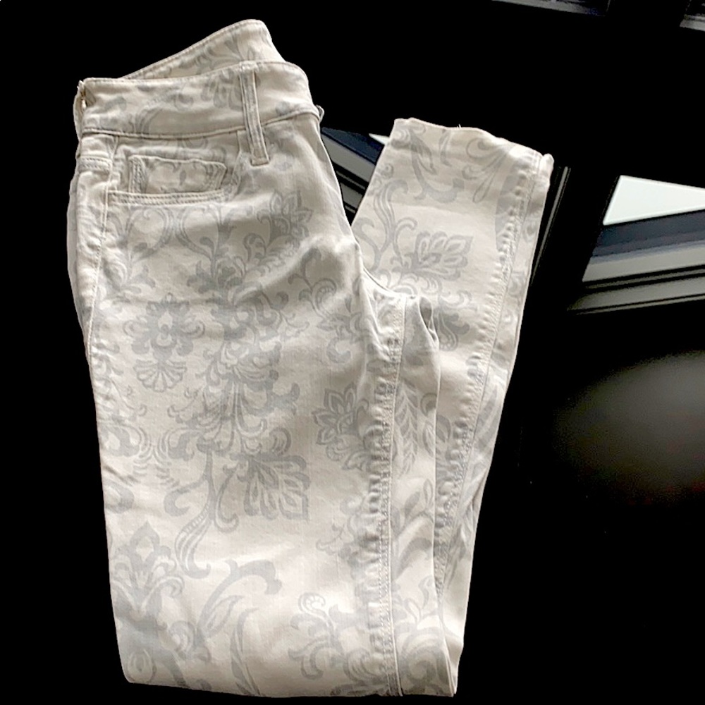Beautiful White Jeans w/ Gray Fleur De Lis design.